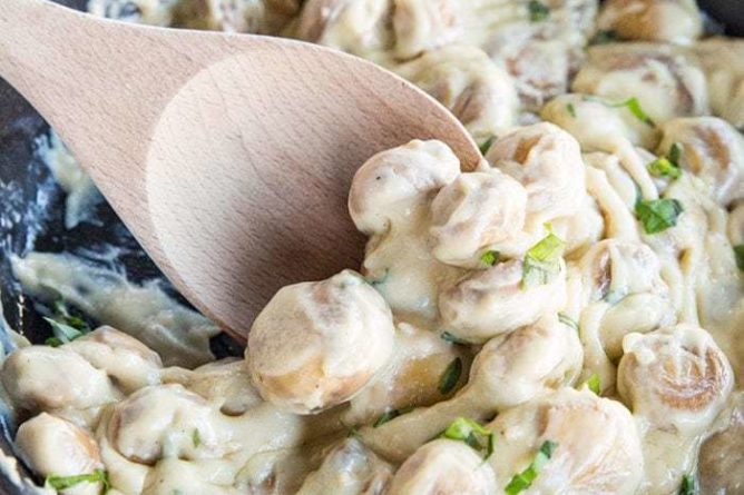 https://thekitchenmagpielowcarb.com/wp-content/uploads/2018/07/Low-Carb-Creamy-Parmesan-Garlic-Saut%C3%A9ed-Mushrooms-2-668x445.jpg