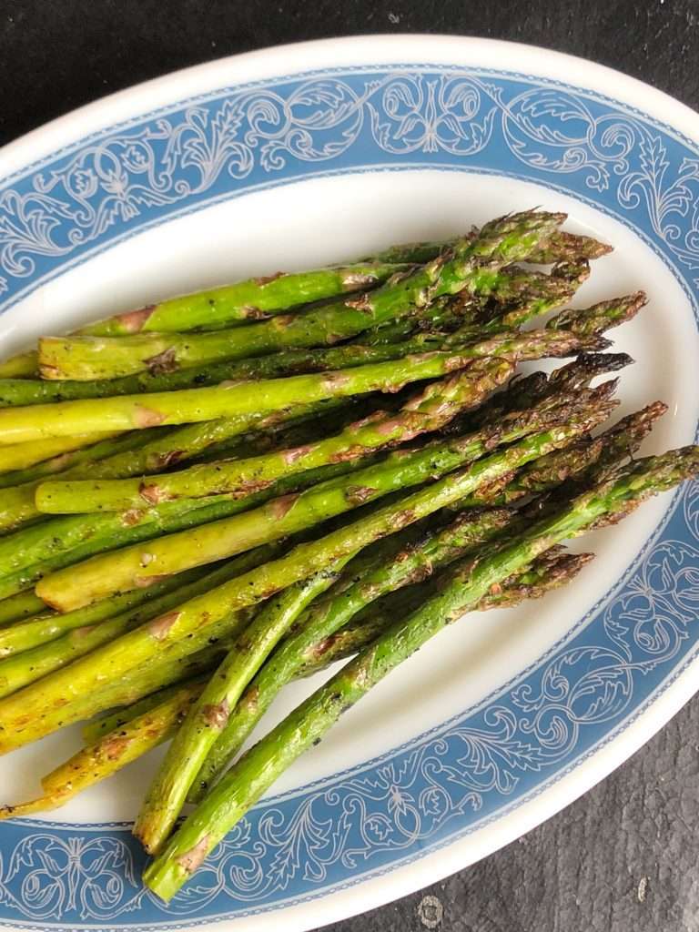 Garlic & Olive Oil Grilled Asparagus - The Kitchen Magpie - Low Carb
