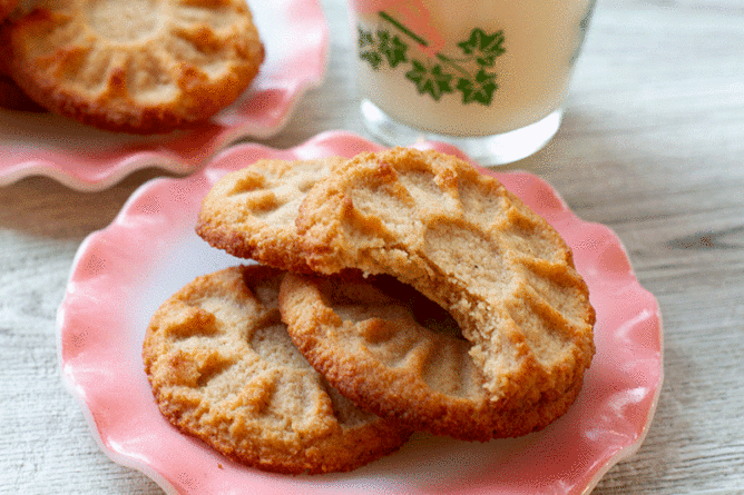 Low Carb Cinnamon Cookies are so easy to make and full of cinnamon flavour!
